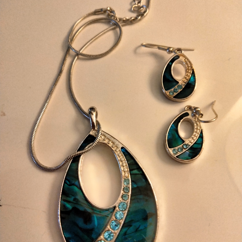 Elegant Silver and Blue Jewelry Set - Picture 3 of 4
